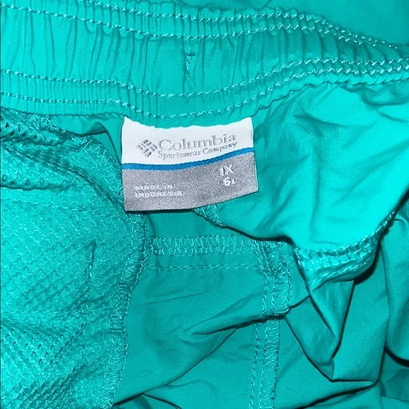 Women’s Columbia Green Shorts - Picture 3 of 3